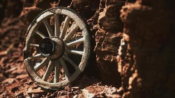 Ancienne roue de charrette en bois sur des rochers en pierre video