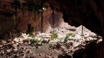 Höhle in einem erloschenen Vulkan, bedeckt mit Gras und Pflanzen video