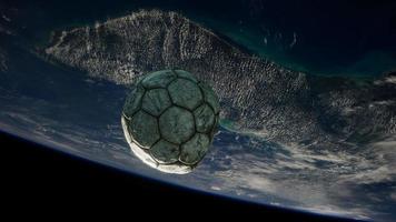 viejo balón de fútbol en el espacio en órbita terrestre video