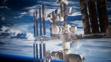 une vue de la terre et un vaisseau spatial. iss est en orbite autour de la terre video