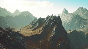 chaîne de montagnes avec une incroyable texture de roche rugueuse video