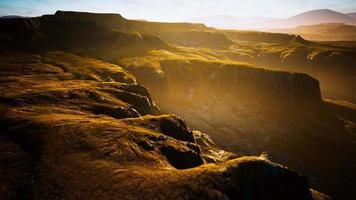 paysage typique des collines verdoyantes d'islande video