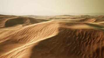 puesta de sol sobre las dunas de arena en el desierto. valle de la muerte, estados unidos video