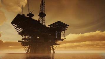 Offshore-Jack-Up-Rig mitten im Meer bei Sonnenuntergang video