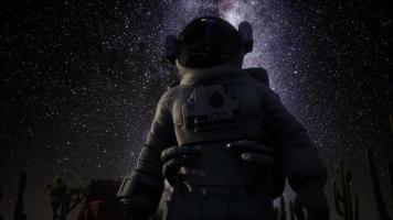 formación de astronautas y estrellas de la vía láctea en el valle de la muerte video