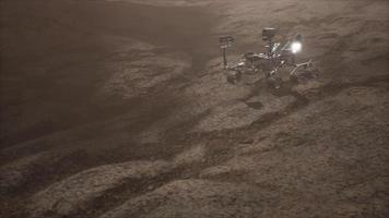 Neugieriger Mars-Rover, der die Oberfläche des Roten Planeten erkundet