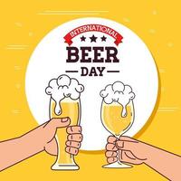 día internacional de la cerveza, agosto, manos sosteniendo una cerveza