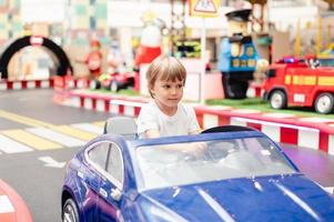 coche eléctrico juguete niño niño foto