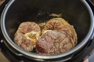 El osobuco con carne de huso se fríe en olla a presión. cocina gourmet francesa foto