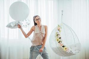foto de moda hermosa mujer con globos. chica posando. estudio fotográfico