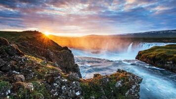 Cascada de Godafoss al atardecer. fantástico paisaje. hermosas nubes cúmulos. foto