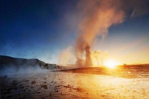 erupción del géiser strokkur en islandia. Fantásticos colores brillan a través del vapor. foto