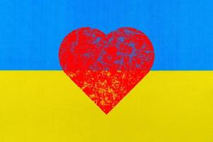 la bandera de ucrania y el corazón. foto