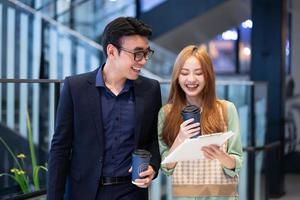 retrato de jóvenes empresarios asiáticos en la oficina foto