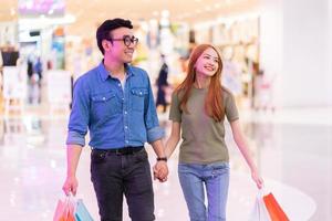 pareja asiática de compras en el centro comercial