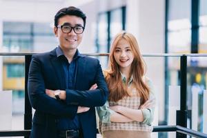 retrato de jóvenes empresarios asiáticos en la oficina