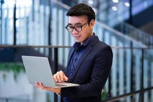 retrato, de, joven, asiático, hombre de negocios foto