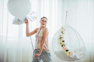 foto de moda hermosa mujer con globos. chica posando. estudio fotográfico