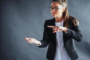 mujer mostrando la palma de la mano abierta con espacio de copia para producto o texto foto