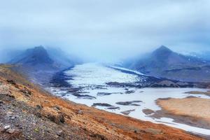 suaves laderas de montañas cubiertas de nieve y glaciares. Islandia maravillosa en la primavera. foto