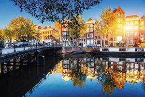 amsterdam es la capital y la ciudad más poblada de los países bajos.
