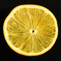 rodajas frescas y jugosas de limón sobre un fondo negro foto