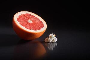 pomelo aislado en un fondo negro foto