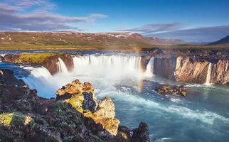 Cascada de Godafoss al atardecer. fantástico paisaje. hermosas nubes cúmulos. foto