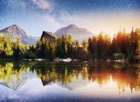 el amanecer sobre un lago en el parque high tatras. shtrbske pleso, eslovaquia, europa foto