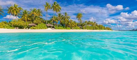 increíble paisaje panorámico de la playa de maldivas. paisaje de playa tropical paisaje marino, resort de lujo. destino de viaje exótico, palmeras, arena blanca, agua de mar para el concepto de vacaciones de verano