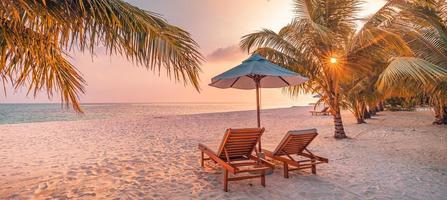 increíble playa romántica. sillas en la playa de arena cerca del mar. concepto de vacaciones de vacaciones de verano para el turismo. paisaje de isla tropical. paisaje costero tranquilo, horizonte costero relajado, hojas de palma