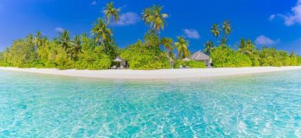 increíble paisaje panorámico de la playa de maldivas. paisaje de playa tropical paisaje marino, resort de lujo. destino de viaje exótico, palmeras, arena blanca, agua de mar para el concepto de vacaciones de verano foto