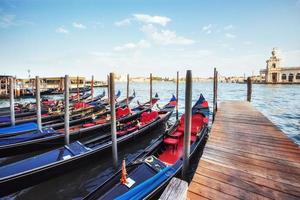 góndolas en el gran canal de venecia, iglesia de san giorgio maggiore. san marcos foto