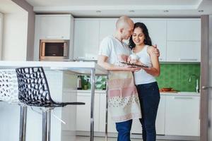 feliz, pareja joven, tomar café, en la cocina foto