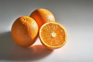 deliciosas naranjas frescas aisladas sobre fondo blanco. foto