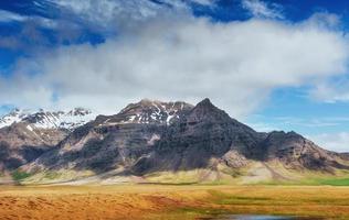 suaves laderas de montañas cubiertas de nieve y glaciares. Islandia maravillosa en la primavera. foto