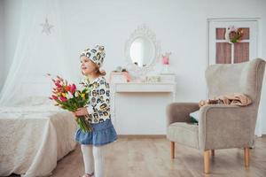 niña feliz con flores en sus manos foto