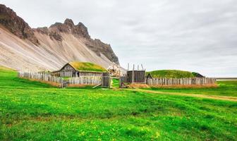 pueblo vikingo tradicional. casas de madera cerca de los primeros asentamientos de montaña en islandia. foto