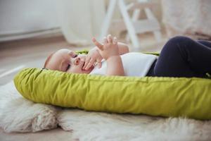 el bebé duerme en la cama. un pequeño bebé sano poco después del nacimiento. foto