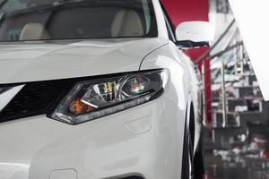 los faros y el capó de un nuevo coche de lujo foto