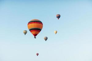 un grupo de coloridos globos aerostáticos contra foto