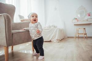 silla de bebé feliz al lado de una habitación luminosa foto