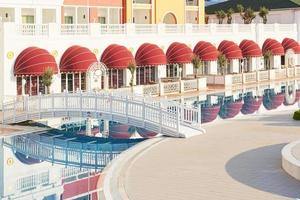 el popular resort amara dolce vita hotel de lujo. con piscinas y parques acuáticos y área recreativa a lo largo de la costa del mar en turquía. tekirova-kemer foto