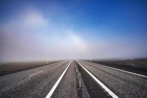 carretera asfaltada a las montañas islandia foto