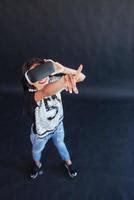mujer feliz obtiene experiencia en el uso de auriculares de realidad virtual vr-glasses. foto