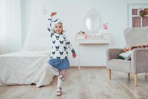 linda niña sueña con convertirse en bailarina. chica estudiando ballet. foto