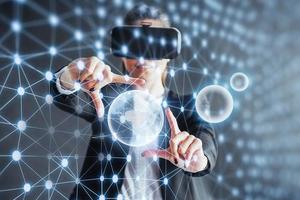 realidad virtual, tecnologías 3d, ciberespacio, ciencia y concepto de personas - mujer feliz en gafas 3d tocando moléculas de proyección. foto