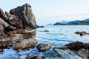 enormes rocas, acantilados y rocas a lo largo de la costa. foto