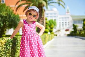 retrato de un niño feliz con gafas de sol al aire libre en verano. hotel de lujo amara dolce vita. recurso. tekirova-kemer. pavo. foto