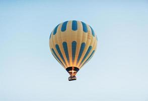 un grupo de coloridos globos aerostáticos contra foto